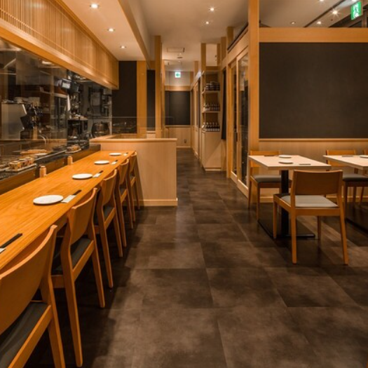 木目調の落ち着いた雰囲気の店内は「和」を感じることができます。木の温もりを感じるながらゆったりとお寛ぎいただけます。テーブル席はもちろん、カウンターのお席もございますので、お仕事終わりのサク飲みなどにもご利用ください。