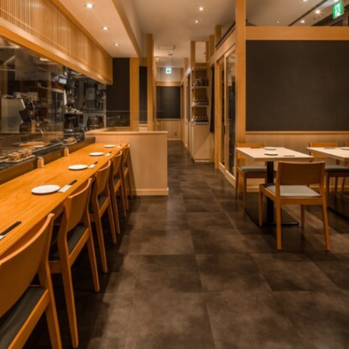 <p>木目調の落ち着いた雰囲気の店内は「和」を感じることができます。木の温もりを感じるながらゆったりとお寛ぎいただけます。テーブル席はもちろん、カウンターのお席もございますので、お仕事終わりのサク飲みなどにもご利用ください。</p>