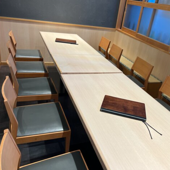 当店は個室のご用意もございます。接待や会社宴会などはもちろん、女子会や気の合う友人、同僚とのお食事も最適。周りを気にせずにお楽しみいただけます。
