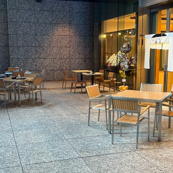 駅直結なので、雨の日でも一切濡れることなくご来店いただけます。テラス席もご用意しておりますので、解放感を感じながらお食事いただけます。テラス席のご予約限定でお得なクーポンもございますので、クーポンページを是非ご確認ください。