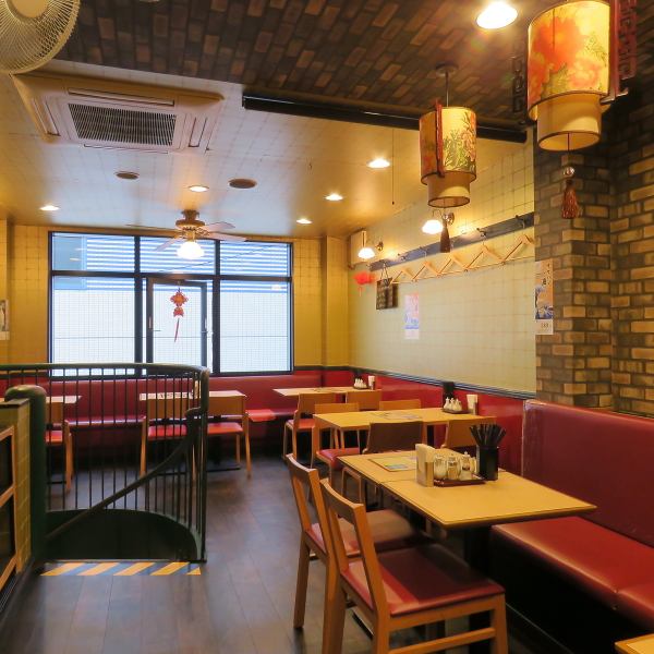 【2名様テーブル席をご用意しており、お一人様も大歓迎！居心地の良い空間です】本格中華の美味しい料理とお酒を、ご自分のペースでゆっくりと楽しめます！気軽に立ち寄れる雰囲気なので、仕事帰りの一杯や、ちょっとしたお食事にもぴったりです◎居心地の良い空間で、日頃の疲れを癒しませんか？