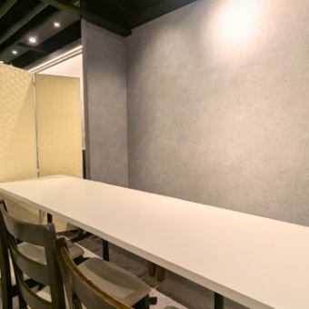 通过用隔板隔开空间,它也可以用作半私人房间。非常适合小型聚会。