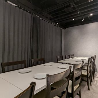 通过使用隔断，大约 10 人一组可以将该空间用作半私密房间。它适合小型聚会，让您在与他人保持安全距离的同时，享受平静的交谈。请随时与我们联系，告知您所需的人数和布局。