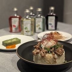 我们提供2000日元的午餐套餐，包含无限畅饮。酒水也单独出售。