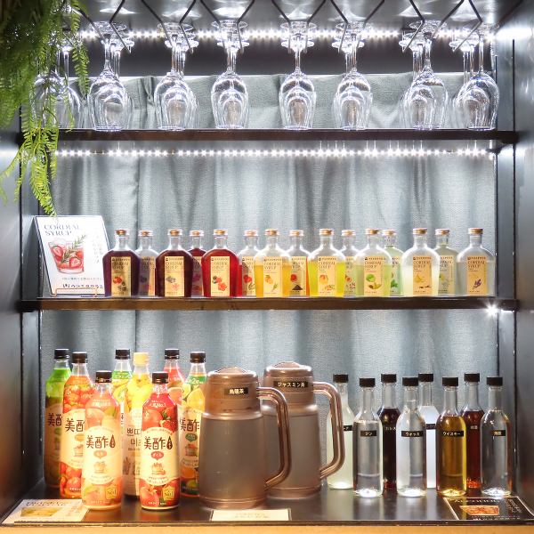 クラフトコーラや自家製シロップを使ったオリジナルドリンクが好評。ノンアル派も楽しめる自由度の高い飲み放題で、飲む人・飲まない人が気を遣わず、自然と会話が弾みます。