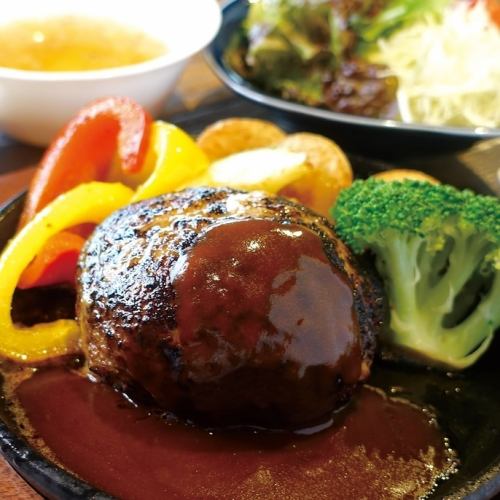 ほろっとほぐれる、柔らかなお肉屋さんのハンバーグ