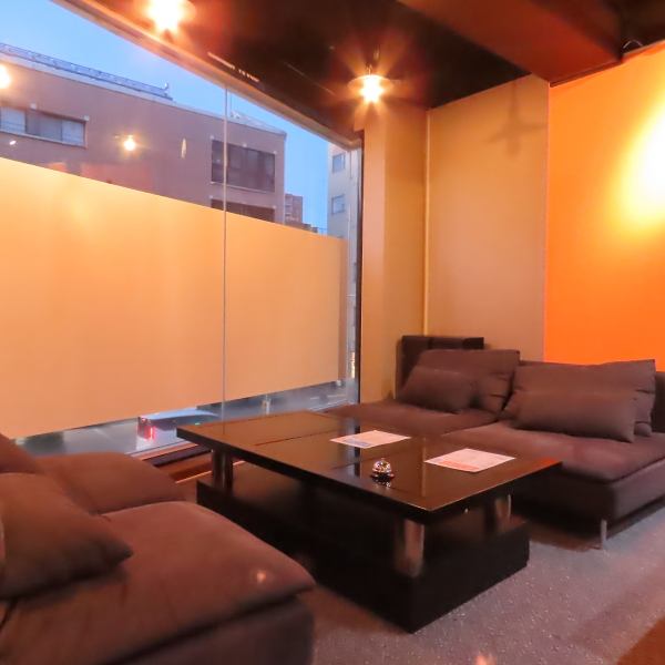 ゆったり過ごすことができる、ソファー席。大切な仲間との飲み会や女子会などにもおススメ☆