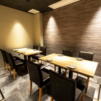 The stylish table seats are very popular with women and couples. The sofas and sofa chairs are comfortable to sit on. There are partitions, of course, but they were removed for the photo.The quiet and calm atmosphere is perfect for a date or a girls' night out.