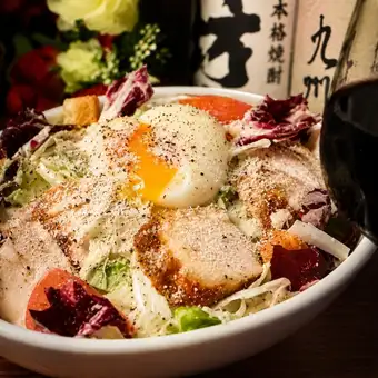 凯撒沙拉配溏心蛋和烤鸡
