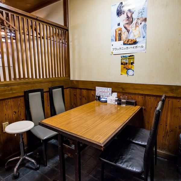 店内はカウンター・テーブル・座敷の3タイプで構成された全26席。木の温もりを感じる落ち着いた空間で、ひとり飲みから家族利用、宴会まで幅広く対応。提灯や手書きメニューが並ぶ店内は、どこか懐かしく居心地の良い雰囲気です。