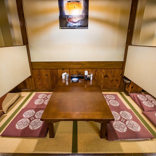 座敷席は畳敷きで仕切りもあり、家族連れやグループでの利用に最適。靴を脱いでくつろげる空間で、お子様にはお菓子サービスも。ポスターや照明の演出も相まって、和の雰囲気の中でゆったりと食事を楽しめます。