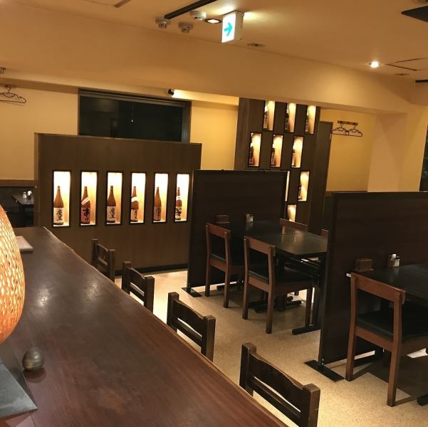 落ち着いた照明と木の質感を活かした店内は、和の趣を大切にしながらもモダンな雰囲気が漂います。カウンター席やテーブル席が整えられており、デートや少人数での食事にぴったりな静かな佇まいです。