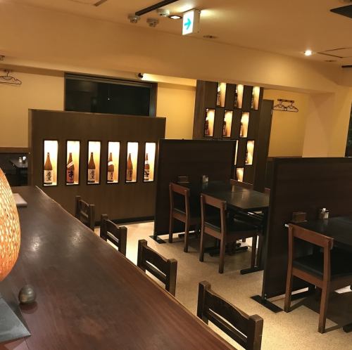 <p>落ち着いた照明と木の質感を活かした店内は、和の趣を大切にしながらもモダンな雰囲気が漂います。カウンター席やテーブル席が整えられており、デートや少人数での食事にぴったりな静かな佇まいです。</p>