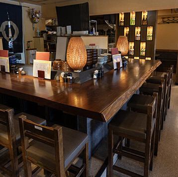 仕切りや半個室も備え、宴会やグループ利用にも対応しているため、賑やかな飲み会・歓送迎会でも利用しやすい雰囲気があります。和食を囲みながら、リラックスして語らえる居心地が魅力です。