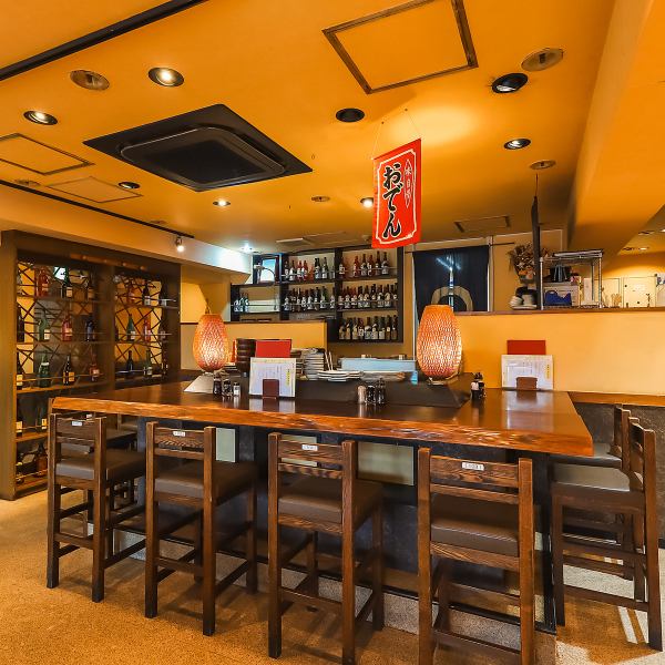 落ち着いた照明と木の質感を活かした店内は、和の趣を大切にしながらもモダンな雰囲気が漂います。カウンター席やテーブル席が整えられており、デートや少人数での食事にぴったりな静かな佇まいです。