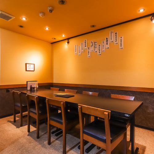 <p>仕切りや半個室も備え、宴会やグループ利用にも対応しているため、賑やかな飲み会・歓送迎会でも利用しやすい雰囲気があります。和食を囲みながら、リラックスして語らえる居心地が魅力です。</p>