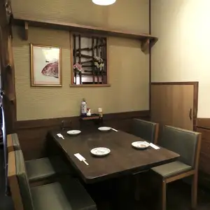 2名様から4名様までご利用いただけるお席をご用意しております。お席の間隔にもゆとりを持たせておりますので、ごゆっくりお食事をお楽しみください。