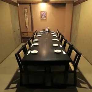 最大12名様までご利用いただける完全個室をご用意しております。 ご宴会やご接待、忘年会など、落ち着いた雰囲気の中でゆったりとお過ごしいただけます。 お料理やコース内容のご相談も承っておりますので、お気軽にお問い合わせください。 ※こちらのお部屋をご利用の場合、ご予約は7名様から承っております。