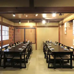 最大20名様までご利用いただける完全個室をご用意しております。 ご宴会やご接待、忘年会など、落ち着いた雰囲気の中でゆったりとお過ごしいただけます。 お料理やコース内容のご相談も承っておりますので、お気軽にお問い合わせください。 ※こちらのお部屋をご利用の場合、ご予約は13名様から承っております。