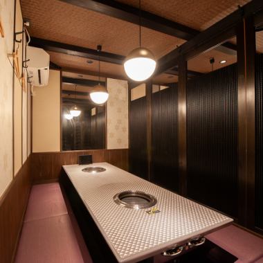 掘りごたつ式の全席が魅力で、足元までゆったりとくつろげます。半個室のプライベート感と、きれいに整えられた店内が相まって、デートや少人数の集まりにぴったりです！