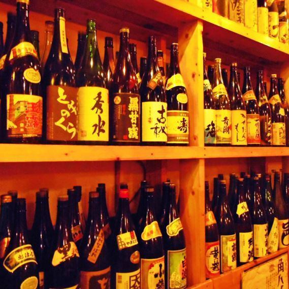The shape of 280 kinds of recommended shochu lined up on the wall surface is exceptional.All-you-can-drink beer available as it is a real shochu shop ◎