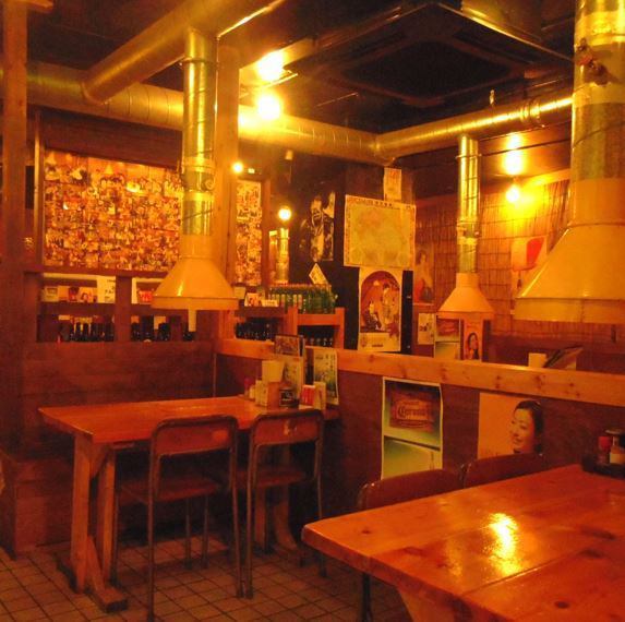 レトロで懐かしい昭和の雰囲気の店内。ゆっくりと美味しい料理と酒が飲める店。平日は翌1時、週末は翌2時まで営業。