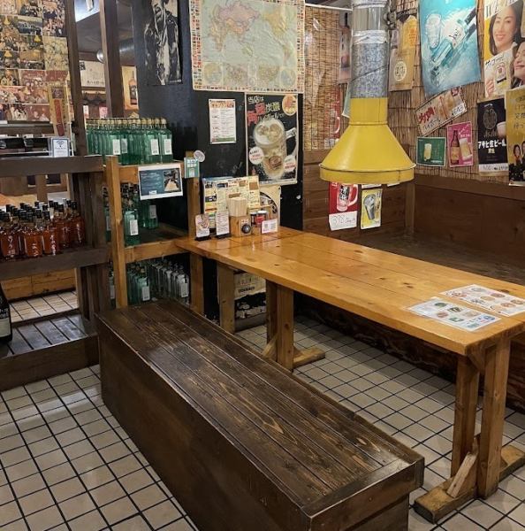 レトロで懐かしい昭和の雰囲気の店内。ゆっくりと美味しい料理と酒が飲める店。平日は23時30分、週末は翌12時30分まで営業。