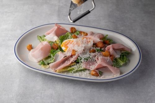 凱薩沙拉佐美味的豬肉薄肉和北坂雞蛋