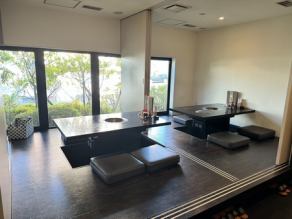 This sunken kotatsu seating can seat up to four people.There is seating for a total of 12 people.