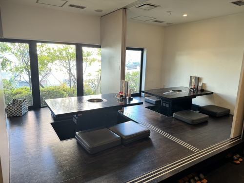 This sunken kotatsu seating can seat up to four people.There is seating for a total of 12 people.