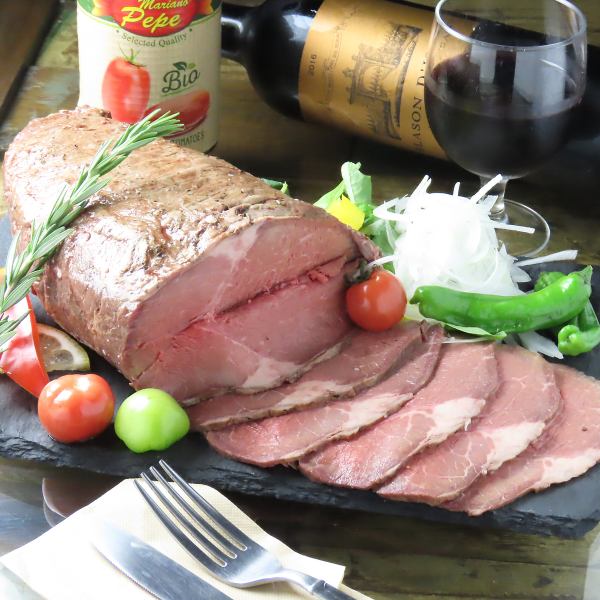 肉汁溢れる至福の贅沢！じっくり焼き上げた自慢の「ローストビーフのスライス」