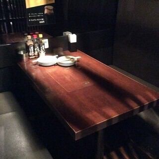 周りを気にせずプライベート空間でお食事をお楽しみいただける半個室席。大切な方とのお食事や接待などのビジネスシーンにもお使いいただけます。18～26名様の団体様用の半個室もございますので、大人数でのご利用も◎