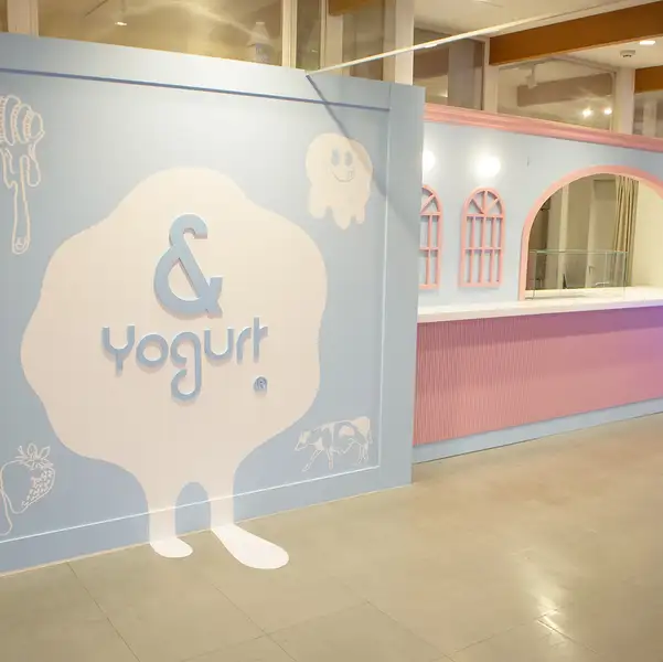 【大宮駅東口にオープン】大宮駅から徒歩1分！& Yogurtが満を持して大宮で披露する渾身のヨーグルトソフトです。全38種のトッピングを組み合わせてお楽しみください。