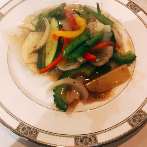 Mongo squid and seasonal vegetables stir-fried with black pepper