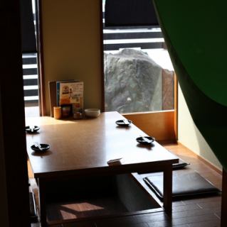 The sunken kotatsu seats are suitable for a small number of people. It's also perfect for family meals!