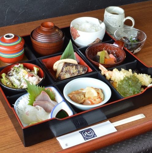 从午餐时间开始，您即可在完全私密的包间内享受轻松惬意的时光！一份真正令人满意且精致的午餐套餐。