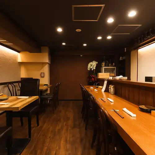 <p>店内はシンプルで落ち着いた雰囲気。カウンター席とテーブル席を備えた小規模な空間は、隠れ家のような居心地の良さがあります。お一人様から少人数まで幅広く対応し、貸切利用も可能。料理と日本酒を楽しみながら過ごせるお店です.</p>