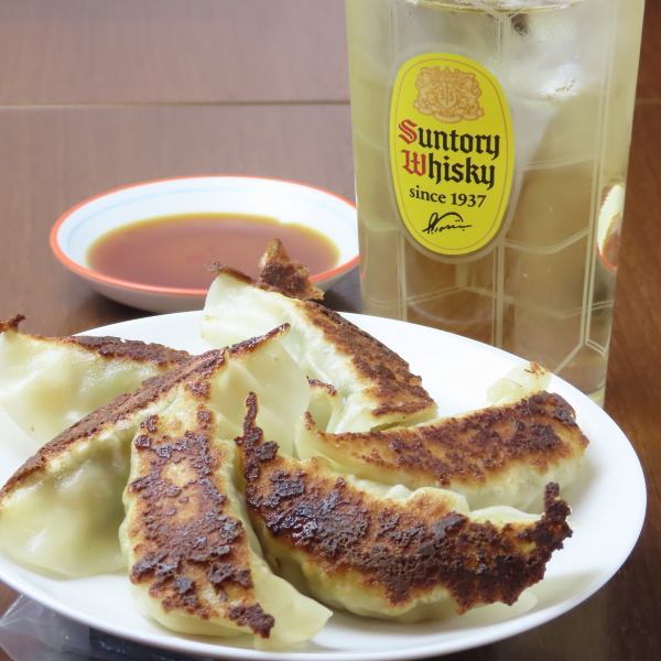 こだわり手作り餃子を気軽に好きな量だけ！焼きたての旨さがハイボールと相性抜群で止まらない美味しさ◎