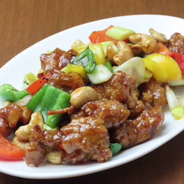 色鮮やかな野菜と鶏もも肉を甘酸っぱく炒めたカシューナッツの食感が楽しい大人気のカシューナッツ炒め♪