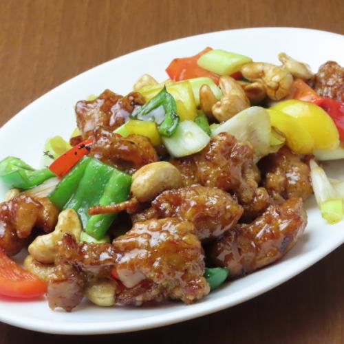 色鮮やかな野菜と鶏もも肉を甘酸っぱく炒めたカシューナッツの食感が楽しい大人気のカシューナッツ炒め♪
