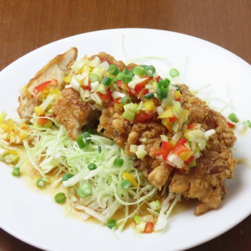 甘酸っぱくさっぱり仕上げた特製ソースで脂っぽくなく卓上の自家製ラー油で味変も楽しい店長自慢の油淋鶏★