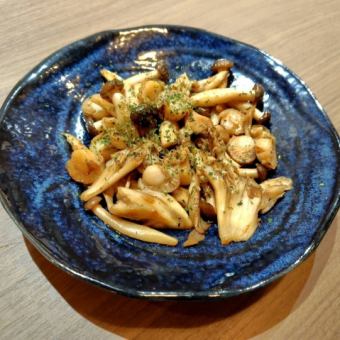 Stir-fried scallops and mushrooms with butter