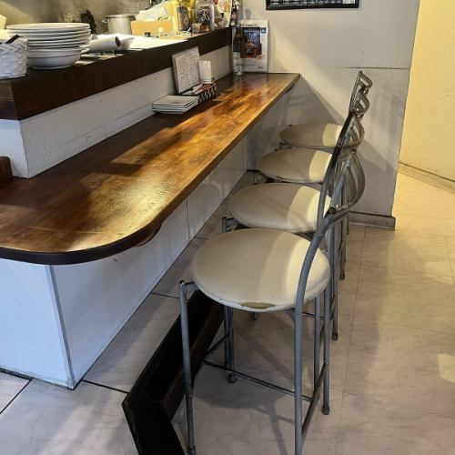 カウンター席も完備