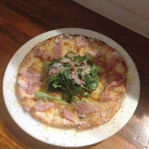 生ハムとルッコラのピザ