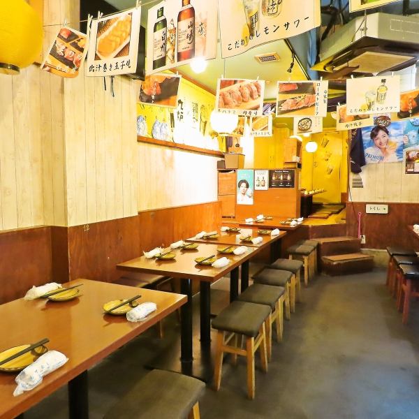 レトロな木目調の内装が魅力の大衆肉酒場 ちび九炉。ゆったり座れるテーブル席とカウンター席をご用意!仲間との飲み会や、サクッと一人飲みにも最適です。当店自慢の肉料理と豊富なドリンクで、楽しいひとときを。調布駅チカで気軽に立ち寄れる、活気ある居酒屋です!