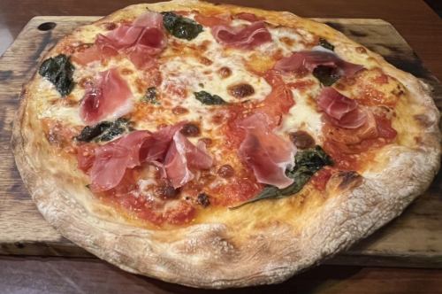 《本格イタリアンピッツア》　生ハムとモッツァレラチーズのマルゲリータ