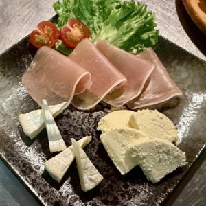 生ハムとチーズの盛合せ
