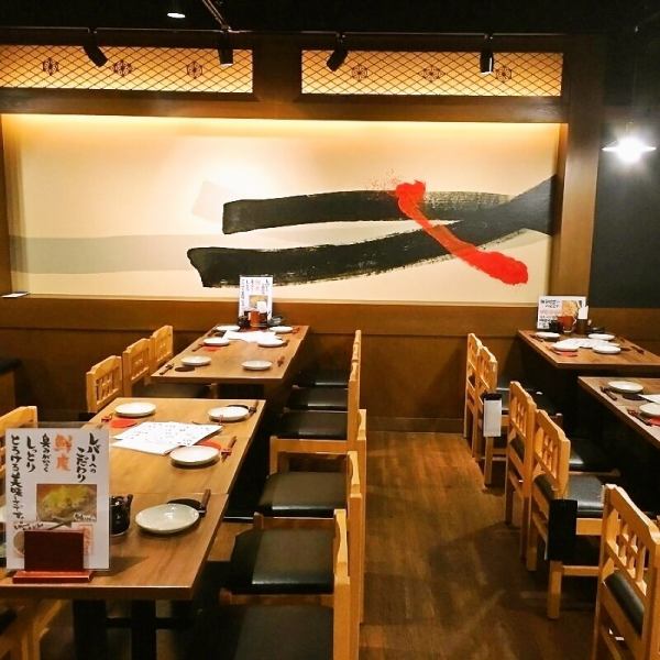【ホール宴会最大65名様まで♪】大人数様でもお入り頂ける店内は、各種ご宴会に最適です。活気に溢れており、仕事で疲れているときでも「お疲れ様」と言われているような安心感があって気が和らぎます。ゆったりと一息ついて、明日からも頑張る活力を充電できる働く大人のための居酒屋！