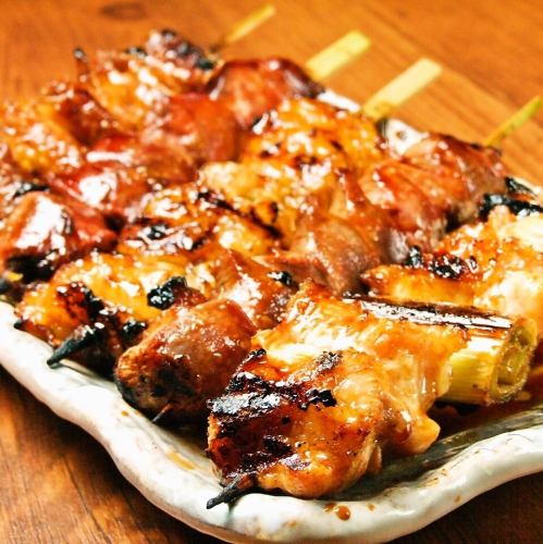 This is an izakaya with a wide variety of yakitori and fresh fish that is loved by locals.
