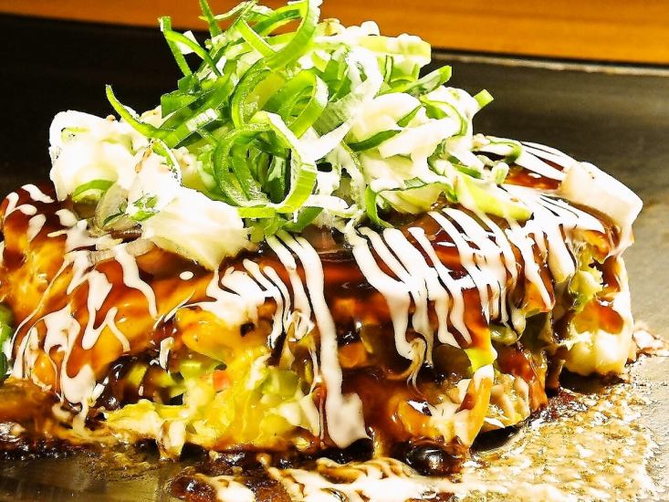 Okonomiyaki sticking to fluffy texture and al dente fried noodle using raw noodle
